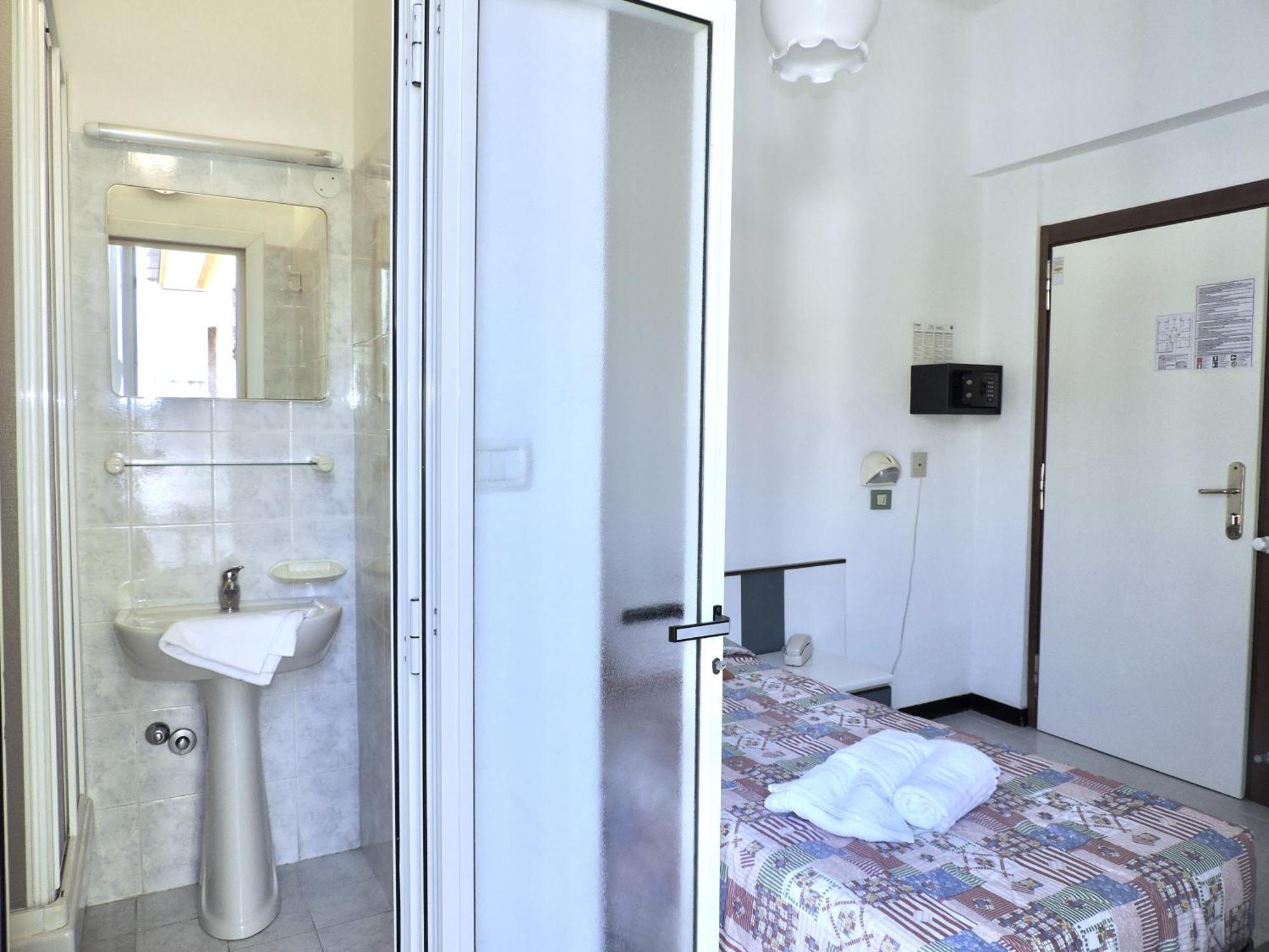 Chiara Hotel 2*